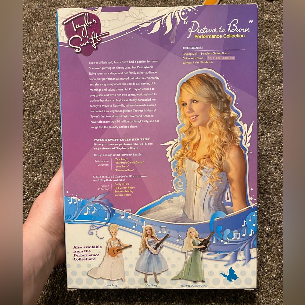 Taylor Swift Singing Doll with Accessory Pack - Picture 2 of 5